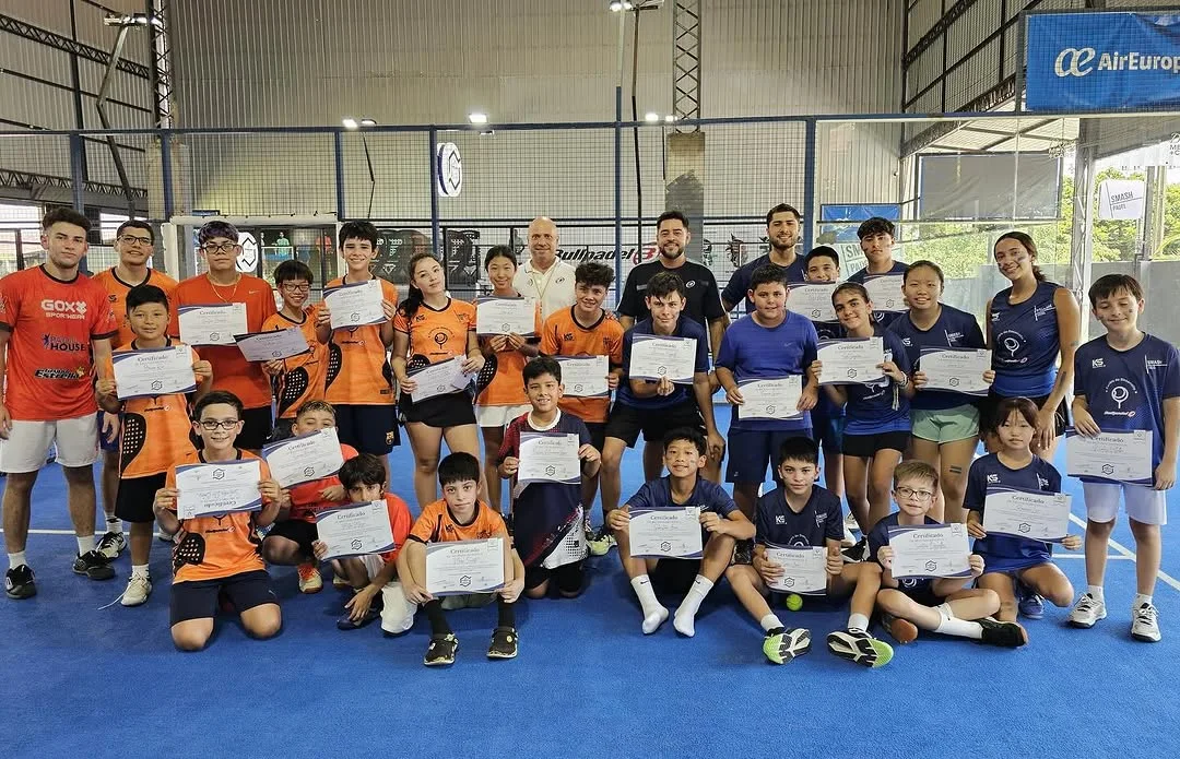 Alumnos del Centro de Desarrollo con sus certificados