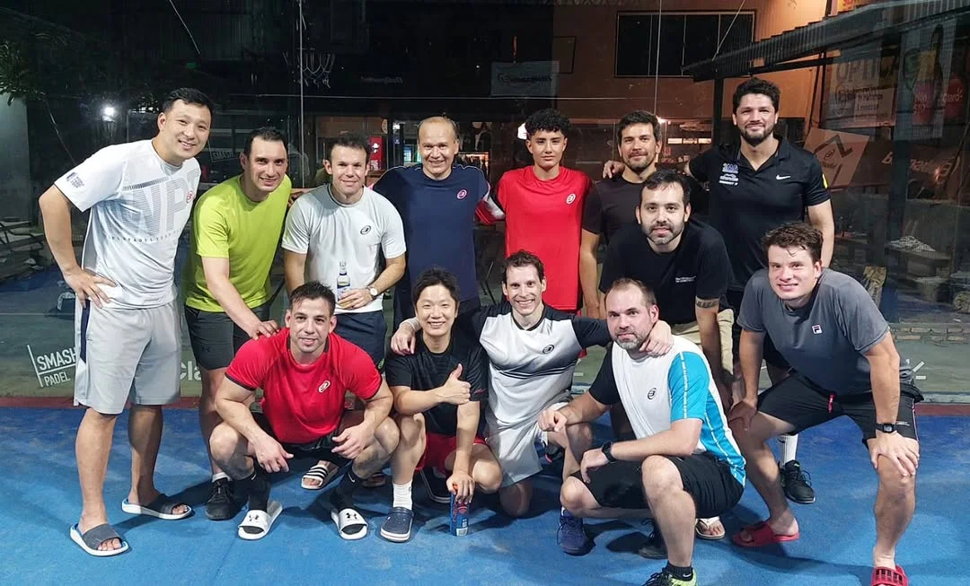 Grupo de jugadores en la cancha