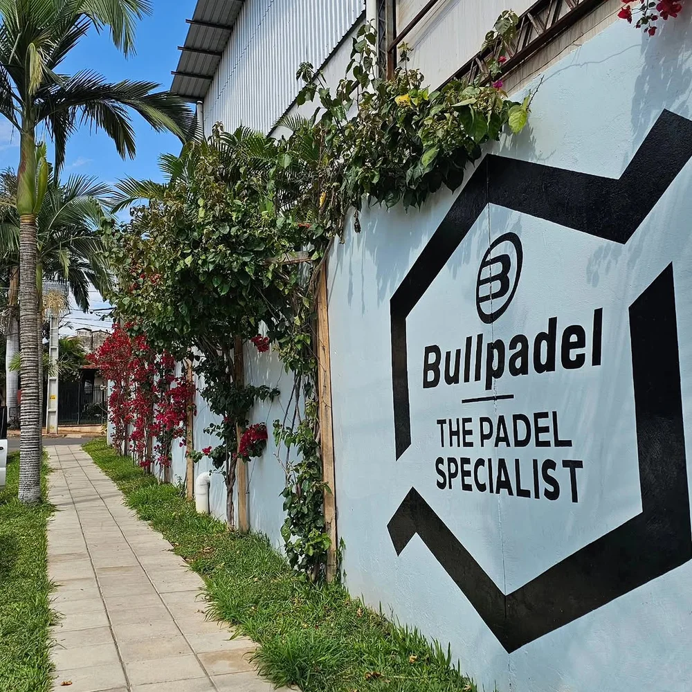 Mural Bullpadel en la entrada del club